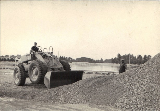 Ivano                            Guidetti su International Hough Payloader                            (1960)